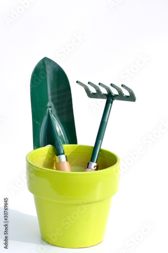 outils de jardinage dans un pot