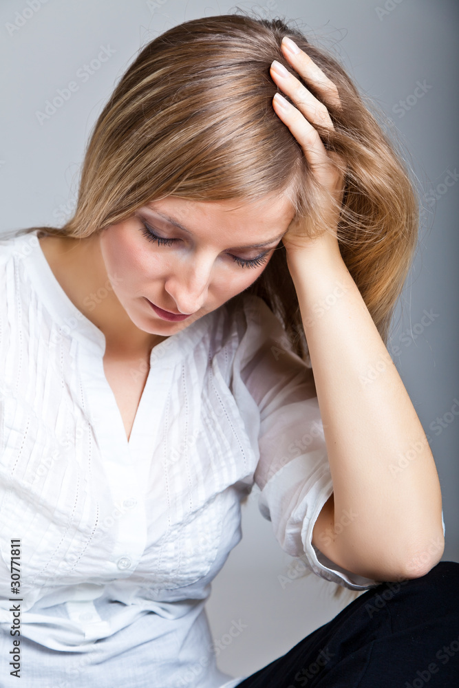 Obraz premium Depressed, sad woman on neutral background