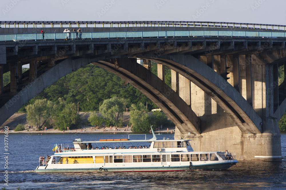 Obraz premium Ship on the river under bridge