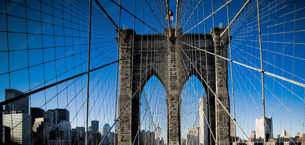 Fototapeta premium Brooklyn Bridge in New York mit blauem Himmel