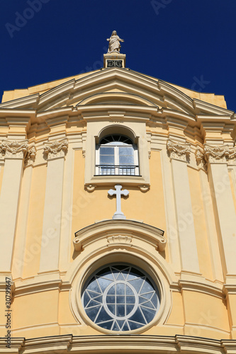 façade jaune d'une église