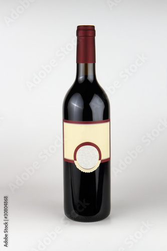 bottiglia di vino rosso con etichetta vuota