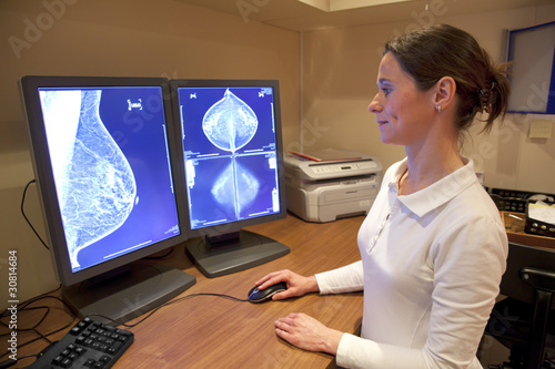 Foto Radiology technician looking at mammography