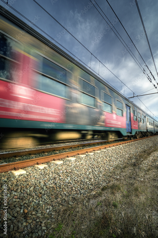 Fototapeta premium Treno rosso in velocità