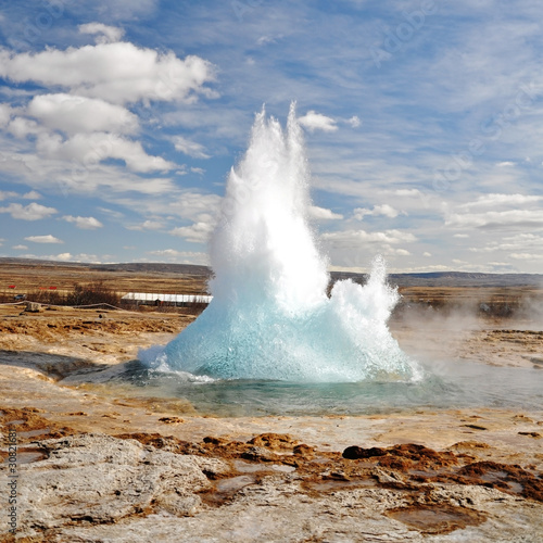 Foto Famous Geyser eruption in a sunny day, Iceland
