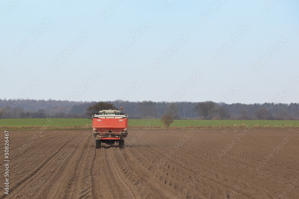 Obraz premium spreading fertiliser