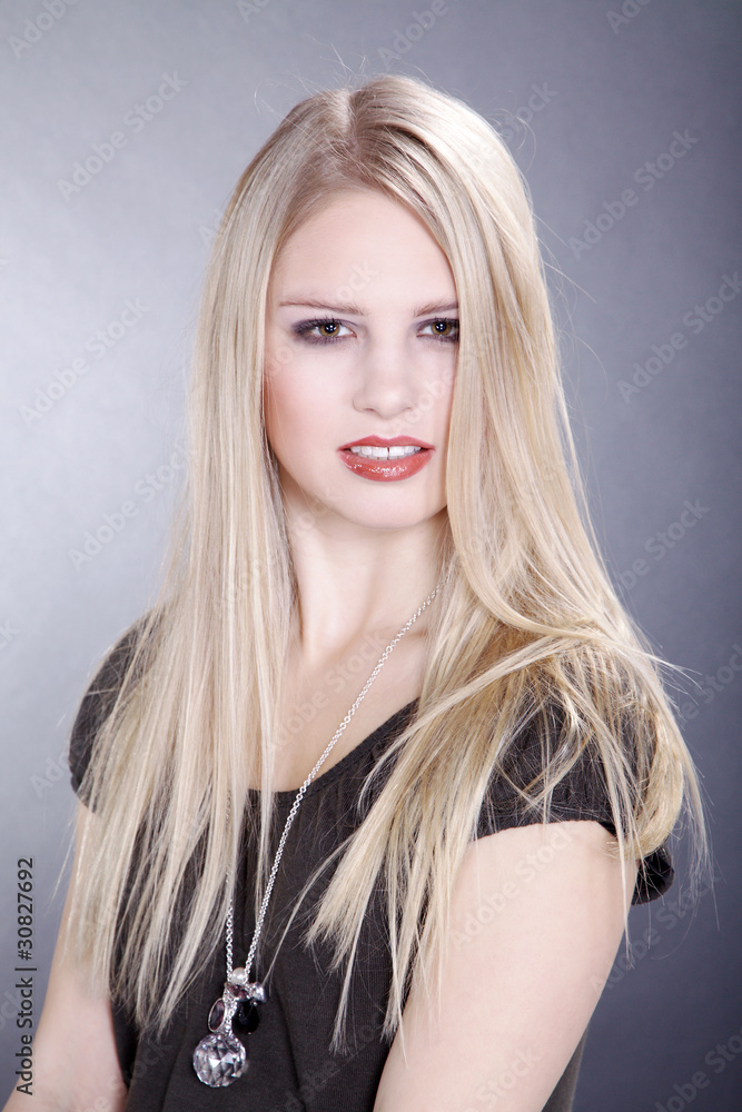Model Gesicht Frau mit langen Haaren Porträt Model Gesicht Frau mit langen Haaren Porträt