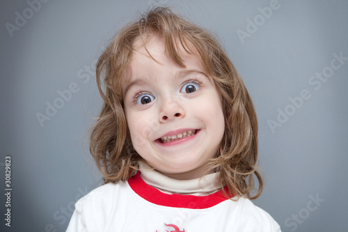 Papier peint Enfant qui grimace