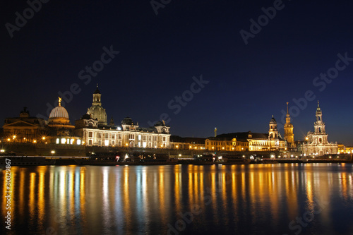 Elbufer Dresden bei Nacht