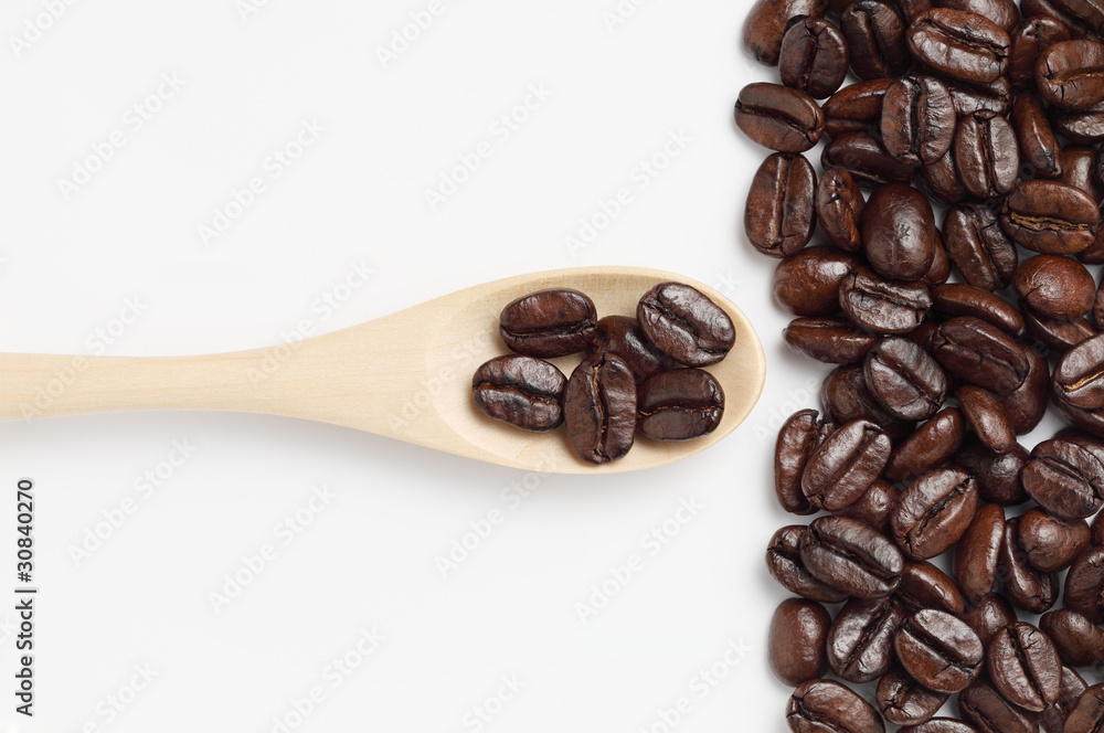 Obraz premium 木製スプーンとコーヒー豆