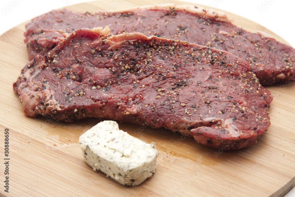 Rohes Rumpsteak mit Kräuterbutter Rohes Rumpsteak mit Kräuterbutter