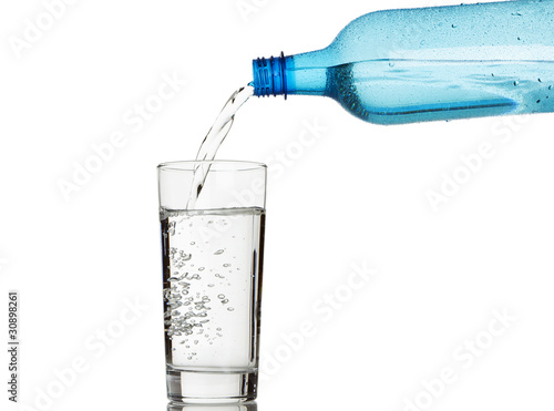 ein glas mit mineralwasser füllen