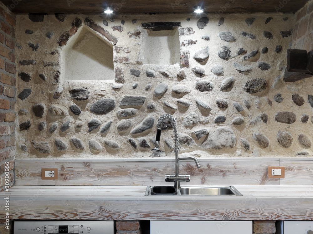 lavello di acciaio in cucina moderna con alzata in pietra Stock Photo