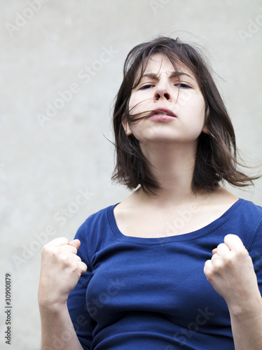 jeune fille décidée battante photo