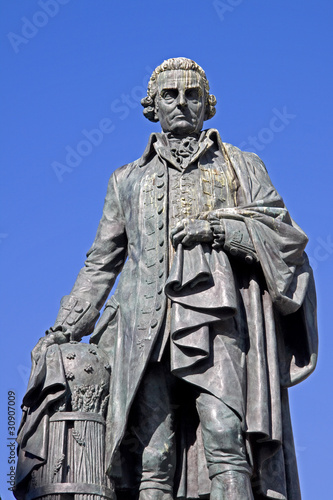 фотографія Adam Smith (1723-90) Monument,  Royal Mile. Edinburgh