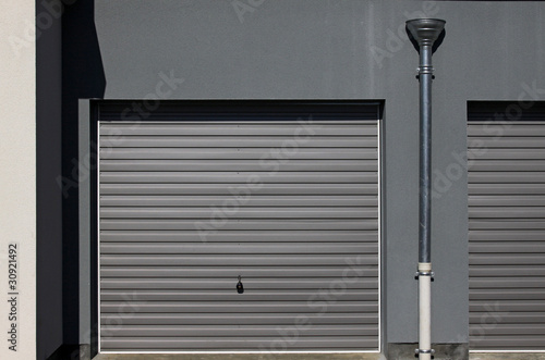 Portes de garage et gouttière