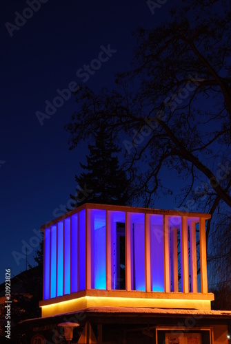 Hausfassade bei Nacht