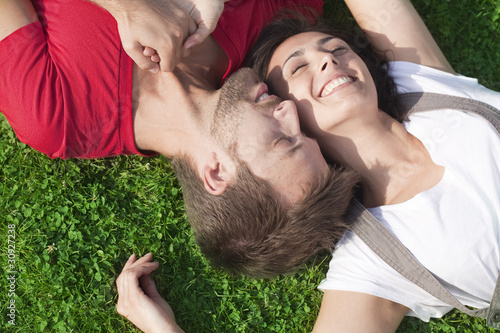 bien-être de couple allongé dans l'herbe photo