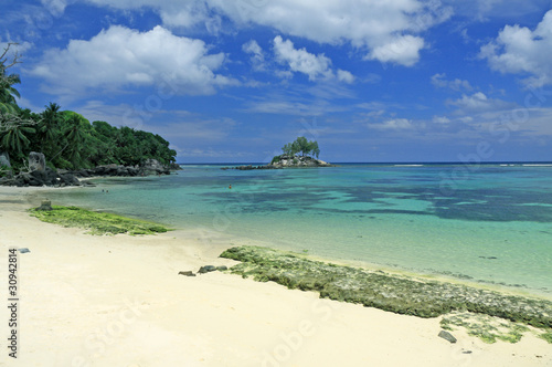 plage, îlot et lagon turquoise des Seychelles