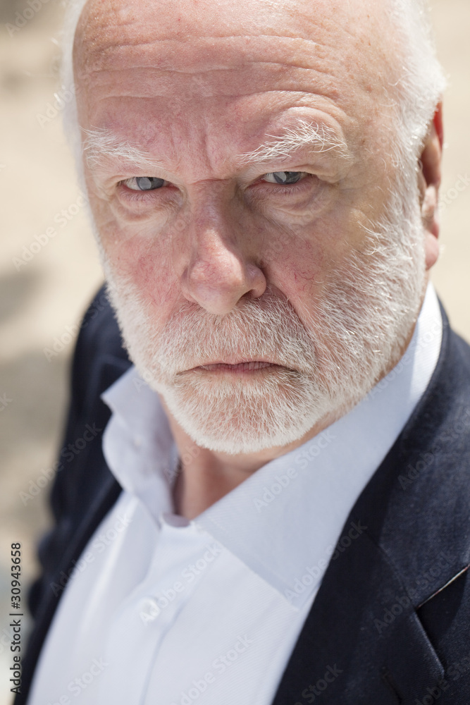 homme âgé au regard noir homme âgé au regard noir