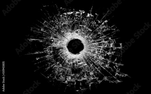 Fotografia bullet hole in glass isolated on black