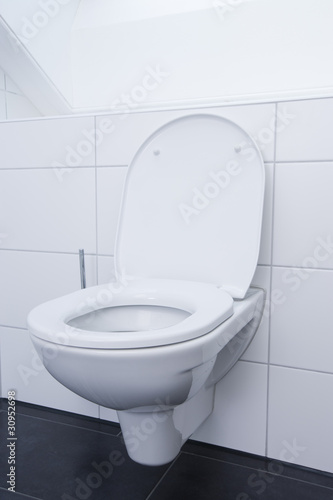 Toilette mit geöffnetem Deckel