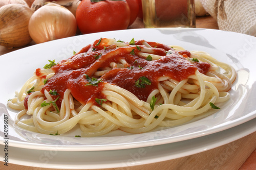Spaghetti mit Tomatensosse und Petersilie
