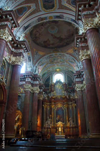 wnętrze barokowego kościoła