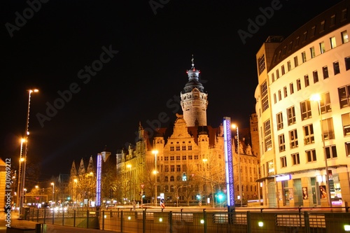 neues rathaus in leipzig bei nacht