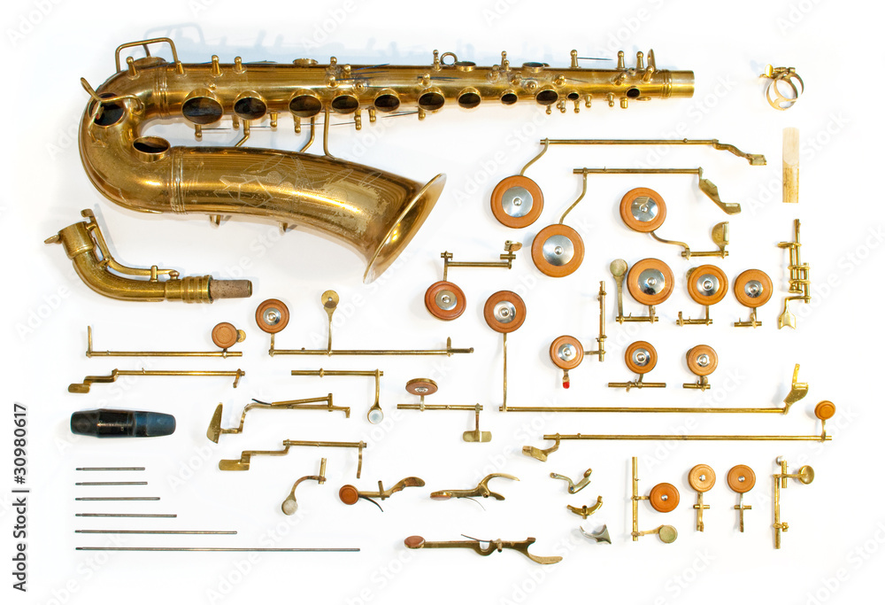 Altes Vintage Alto Saxophon in Einzelteile zerlegt auf weißem Hintergrund  symbolisiert die Wichtigkeit der Bestandteile eines Teams, Musikstückes  oder einer Produktion Stock-Foto | Adobe Stock