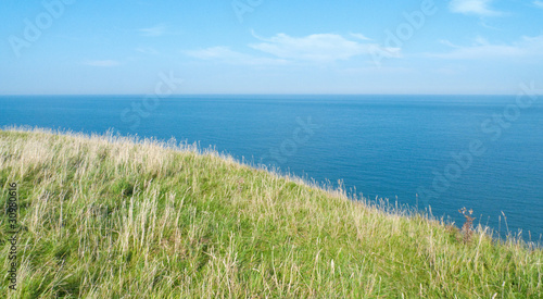 Puristisches Foto einer Landschaftsidylle auf Helgoland, nur Himmel, Wiese und Meer sind zu sehen