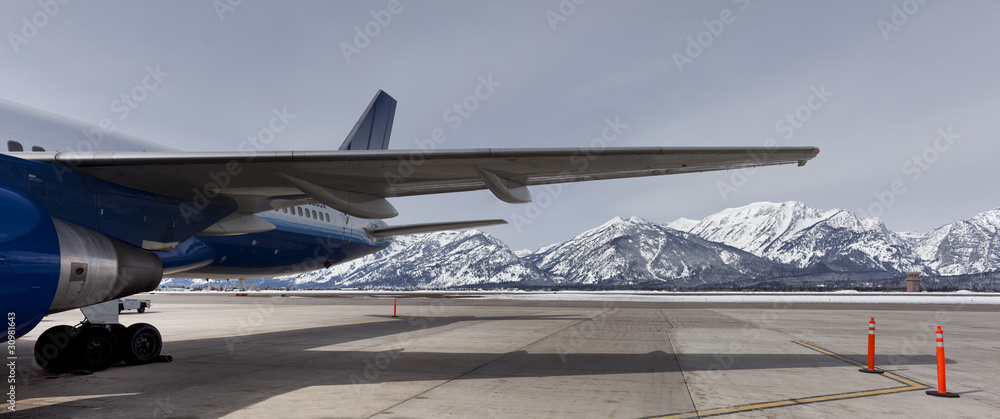 Naklejka premium View of the teton range under an airplane wing