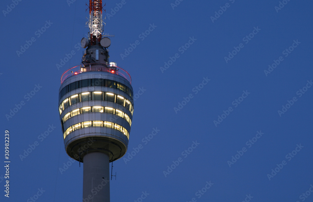 Fernsehturm in Stuttgart kurz nach Sonnenuntergang Fernsehturm in Stuttgart kurz nach Sonnenuntergang