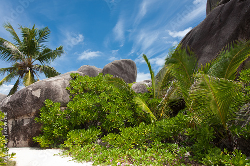 sentier de Anse Source d'Argent à la Digue aux Seychelles