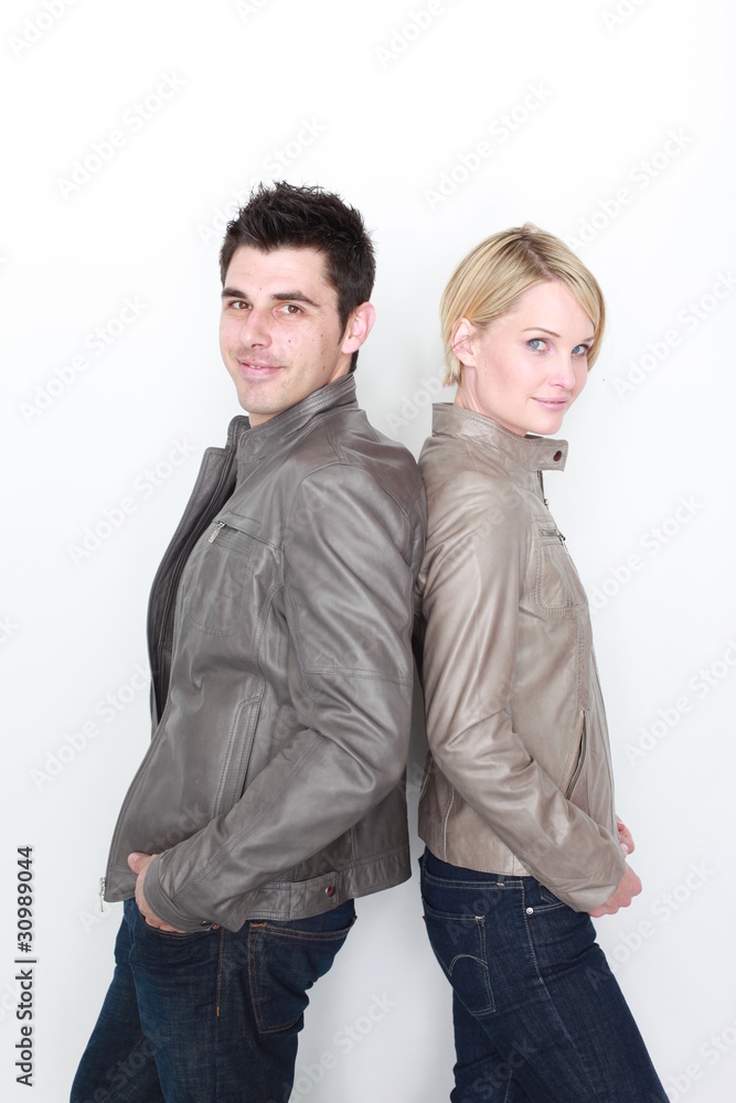 Paar in Lederjacken