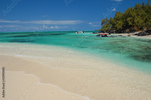 Fototapeta Naklejka Na Ścianę i Meble -  Turquoise lagoon of Ile aux Cerfs beach near Mauritius Island