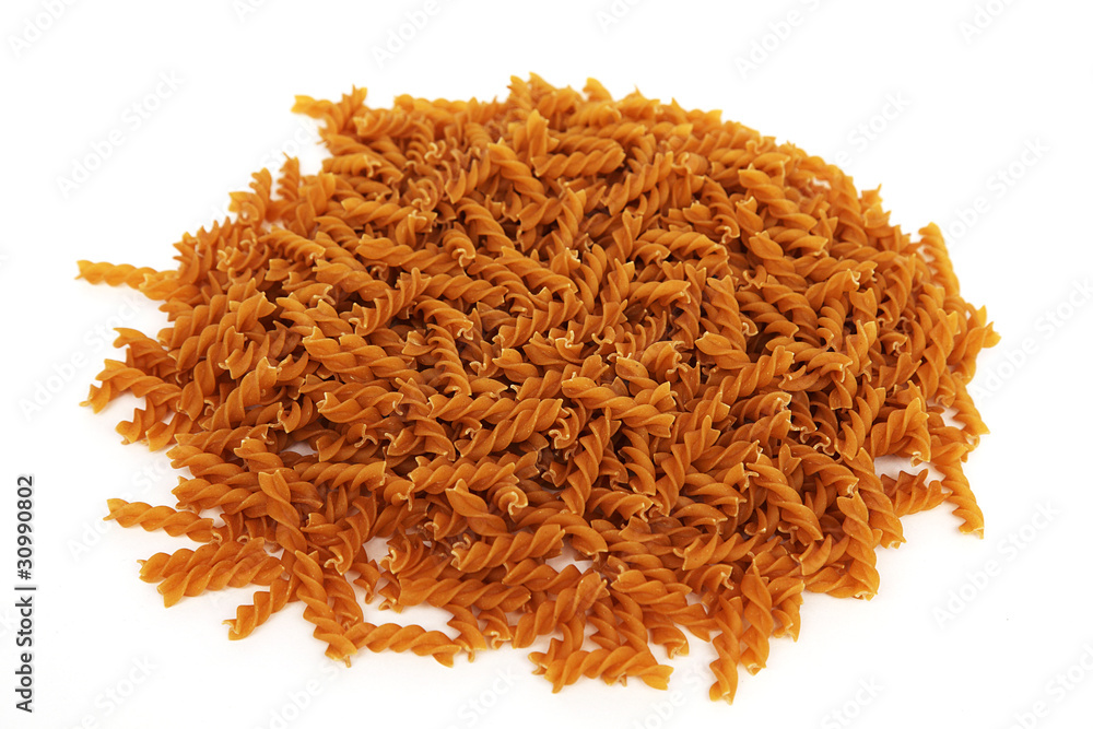 Fototapeta premium Vollkornnudeln auf weiß isoliert