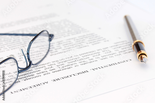 Billede på lærred Pen and Spectacles with Disclosure Agreement