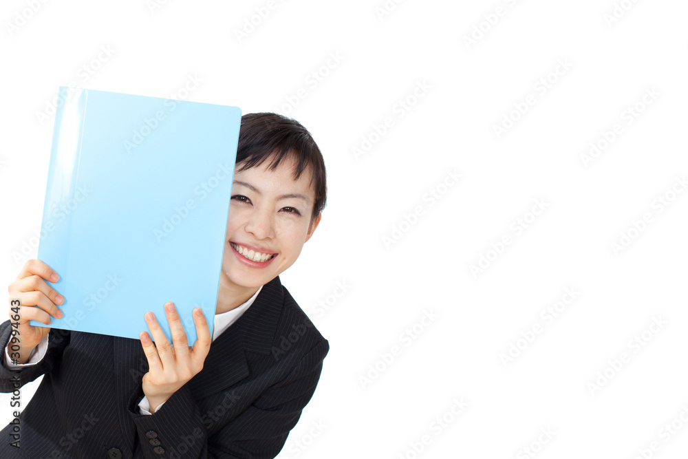 青いファイルを持った女性