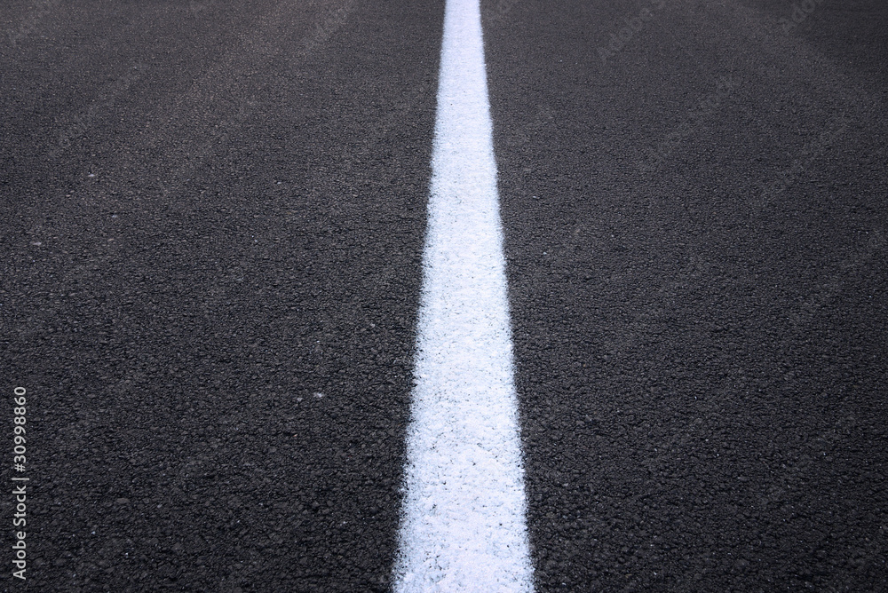 strada asfaltata con striscia bianca