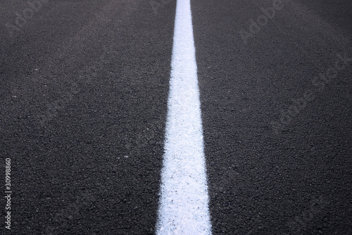 strada asfaltata con striscia bianca © Maurizio Targhetta