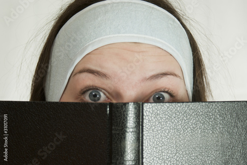 Obraz na płótnie Surprised teen girl with the Bible w salonie