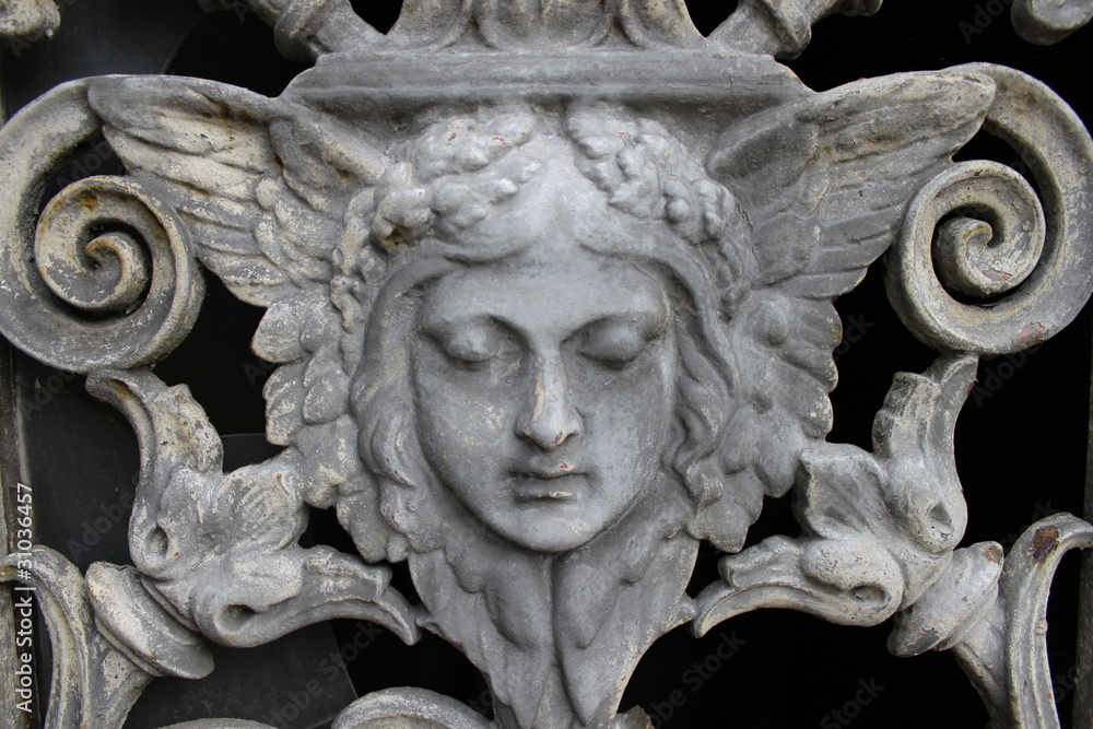 Visage d'ange sur une porte de caveau du Cimetière d'Auteuil à Paris