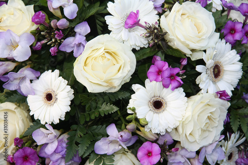 purple and white flower arrangement © Studio Porto Sabbia