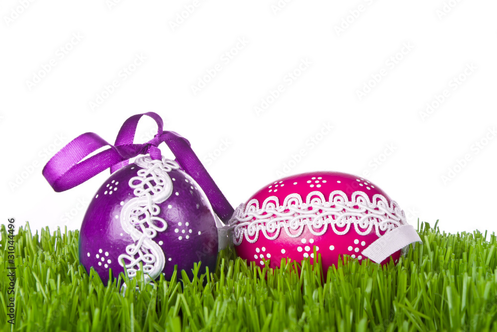 Naklejka premium easter eggs in grass