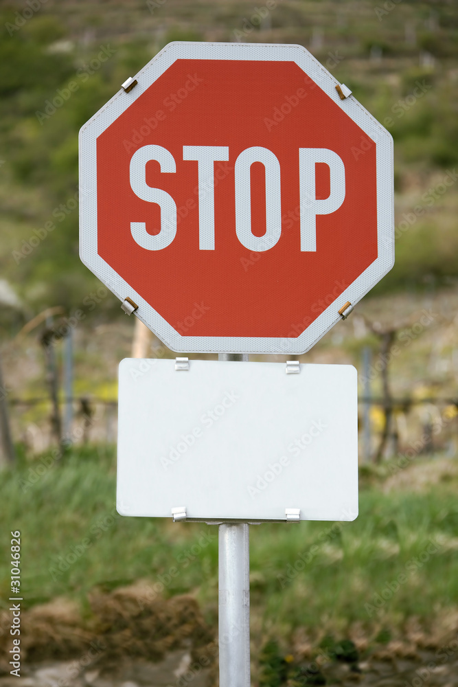 Stoptafel mit leerem Schild