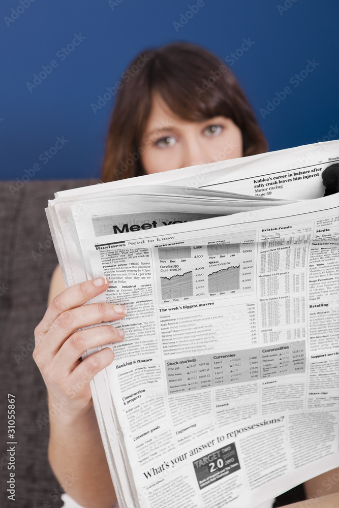 Naklejka premium Reading the newspaper
