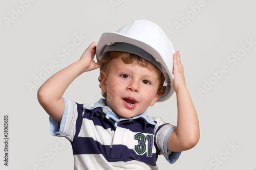 bambino con caschetto muratore photo