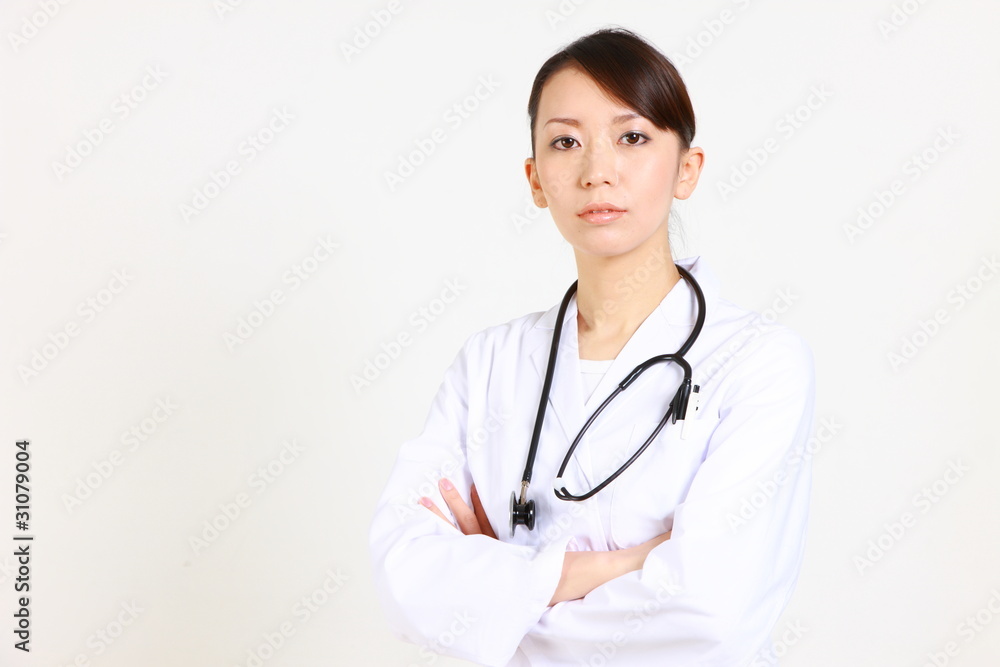 young japanese female doctor of eager expression/真剣な医師 young japanese female doctor of eager expression/真剣な医師