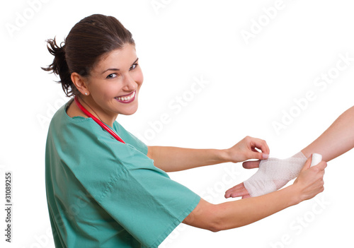 Krankenschwester verbindet Hand